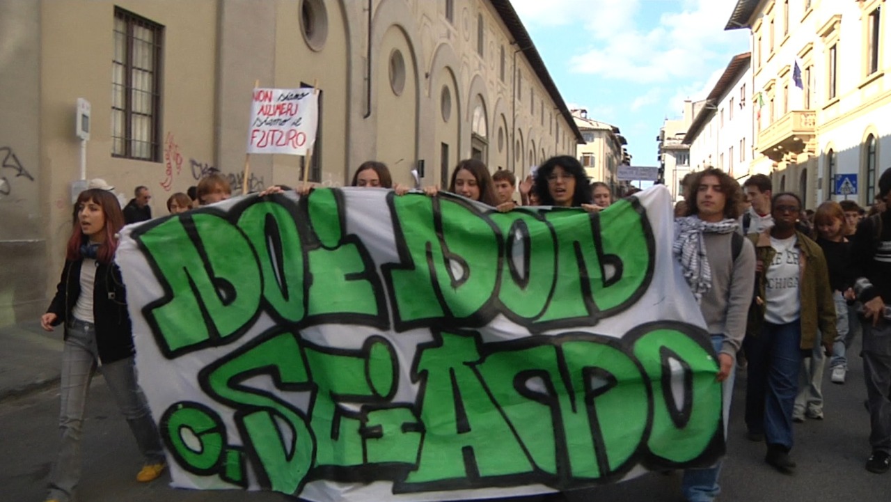 Firenze, studenti in corteo contro accorpamenti e scuole al gelo: “Ci riprendiamo tutto”