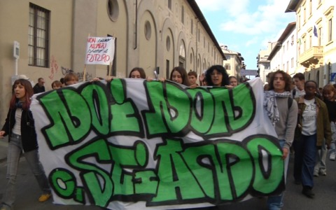Firenze, studenti in corteo contro accorpamenti e scuole al gelo: “Ci riprendiamo tutto”
