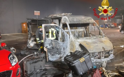Furgone in fiamme nel parcheggio del Tecnomat