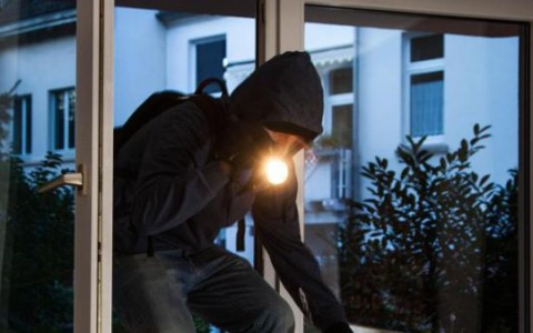 Furti in case nelle province lombarde: arrestati due uomini