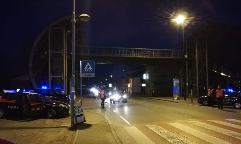 Furto con scasso in un negozio di telefonia in via Roma