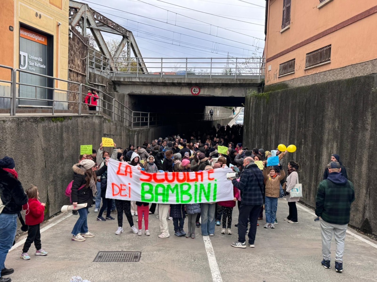 Genitori e bambini in corteo a Sestri Levante contro la riorganizzazione delle scuole
