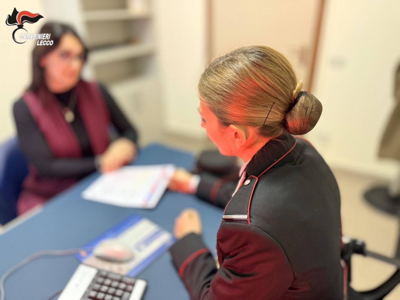 Giornata contro la violenza sulle donne: i Carabinieri di Lecco e Merate illuminano i loro comandi di arancione