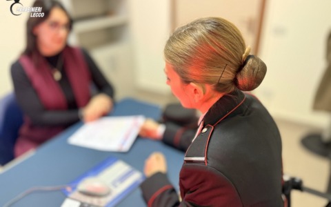 Giornata contro la violenza sulle donne: i Carabinieri di Lecco e Merate illuminano i loro comandi di arancione