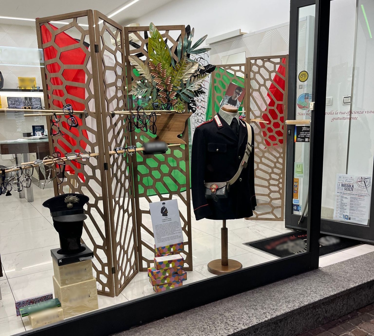 Giornata delle Forze Armate: le uniformi dei Carabinieri decorano le vetrine dei negozi di Novi Ligure