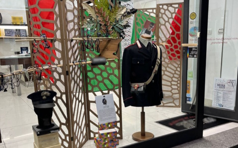 Giornata delle Forze Armate: le uniformi dei Carabinieri decorano le vetrine dei negozi di Novi Ligure