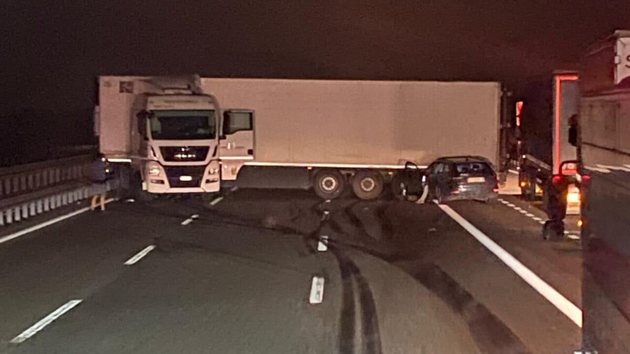 Gravissimo incidente in A21: tir di traverso, un ferito