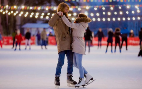 Guanti e pattini ben stretti, sono tornate le piste di pattinaggio sul ghiaccio: ecco dove