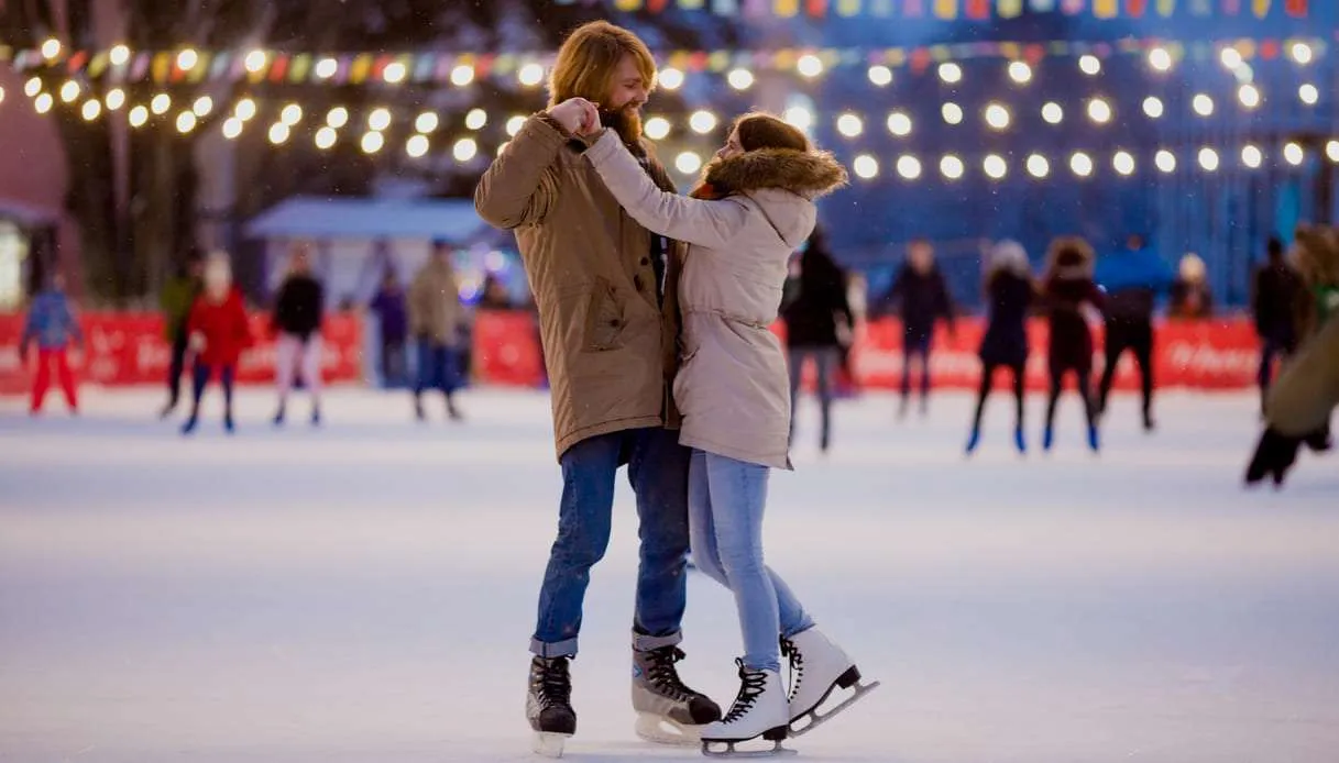 Guanti e pattini ben stretti, sono tornate le piste di pattinaggio sul ghiaccio: ecco dove