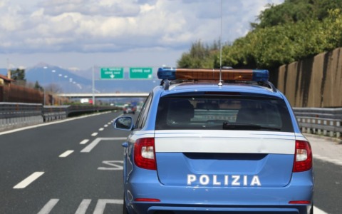 Guida senza patente e fuga al posto di blocco: si aggravano le posizioni