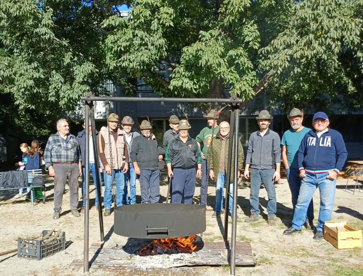 I piccoli alunni della primaria «a lezione» con il gruppo Alpini di Sergio Bisone