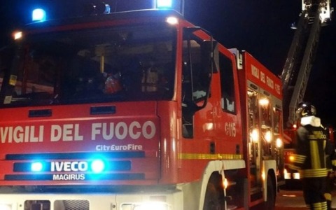 I vigili del fuoco a Ospedaletti e Cipressa per un albero su strada e una frana