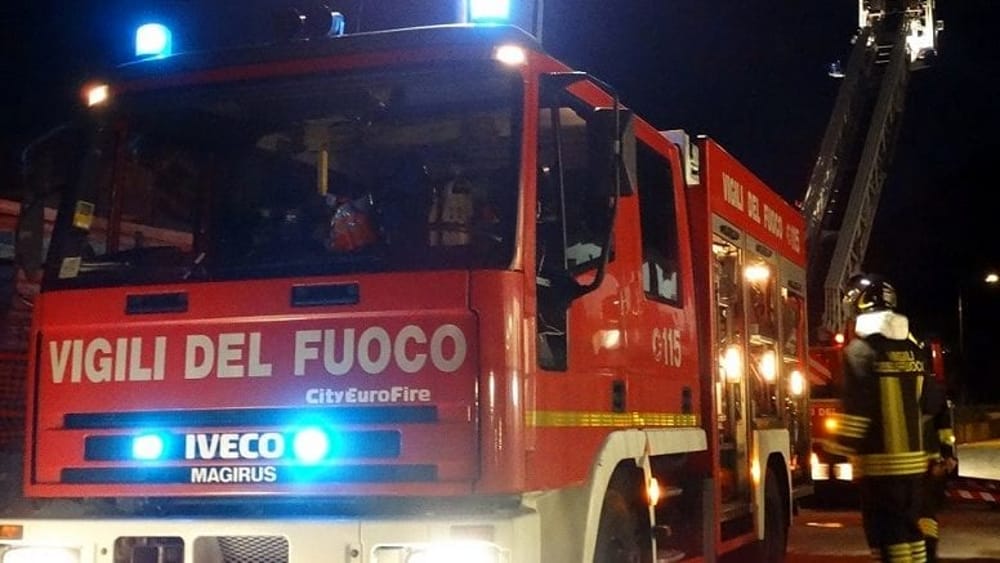 I vigili del fuoco a Ospedaletti e Cipressa per un albero su strada e una frana