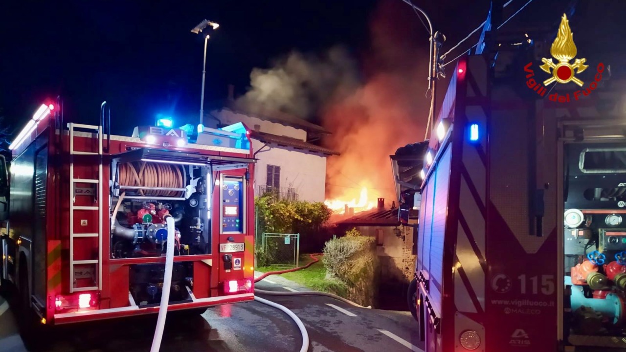 I Vigili del Fuoco di Santhià nel Biellese per un incendio