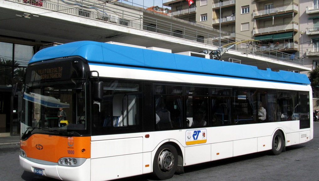 Il bus delle 8.30 non parte, l’autista delle 9 anticipa e salva i passeggeri
