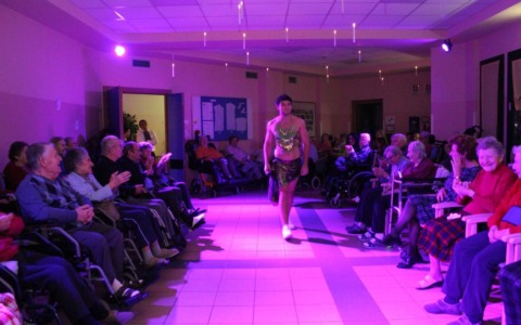 “Il filo del tempo”: Sfilata di moda intergenerazionale alla Casa Famiglia di Olgiate