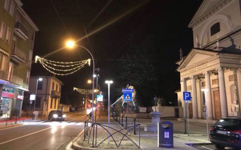 Il menù delle feste è  servito: per Natale ecco il “pasticcio”… delle luminarie