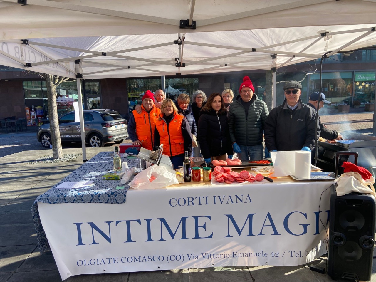 Il mercatino del Vespa Club, gli stand delle associazioni e della Casa anziani, la pista per pattinare sul ghiaccio: colori e sapori in piazza