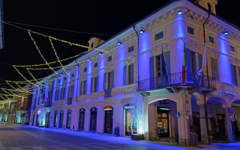 Il municipio di Borgomanero illuminato di blu contro la pena di morte