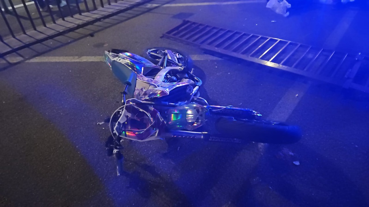 Si schianta in moto contro un cancello, muore 17enne