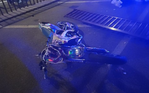 Si schianta in moto contro un cancello, muore 17enne