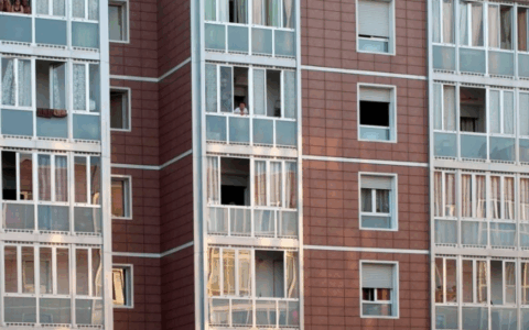 In periferia di Torino ci sono troppe case fatiscenti, il piano di Atc: darle in affitto in cambio di lavori