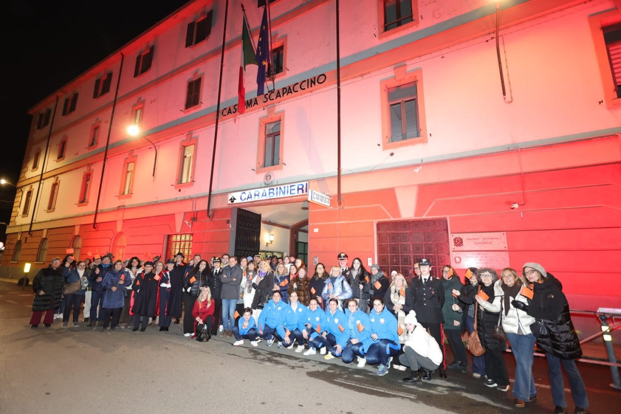 Inaugurata la panchina arancione davanti alla Caserma dei Carabinieri di Alessandria
