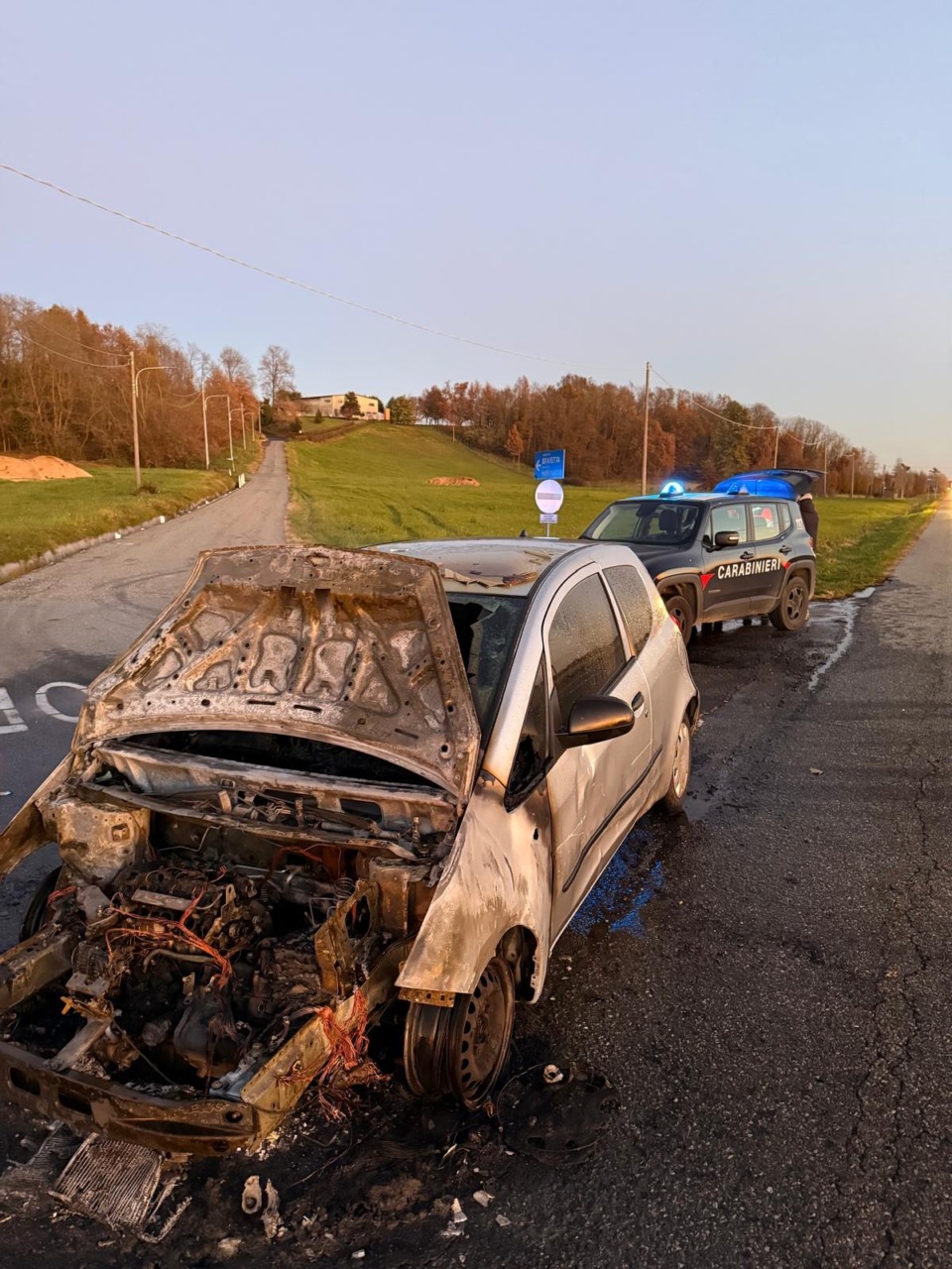 Incendio a bordo strada sulla S.P. 230: auto distrutta, illesi i due giovani a bordo