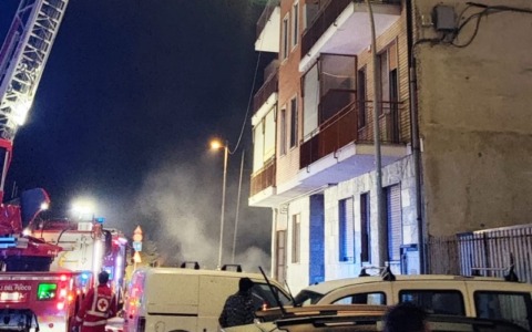 Incendio cantina in un condominio di via Baraggino