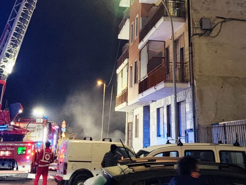 Incendio cantina in un condominio di via Baraggino