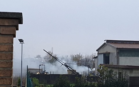 Incendio nel fienile, Vigili del fuoco in azione a Urgnano