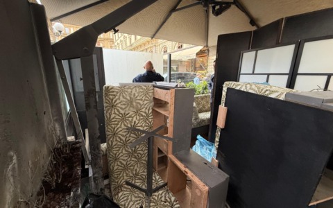 Incendio notturno al dehors dell’Hotel Savoy: raid vandalico nel cuore di Firenze