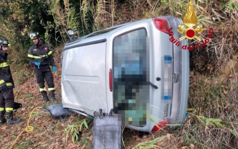 Incidente a Cerreto Guidi, auto finisce fuori strada