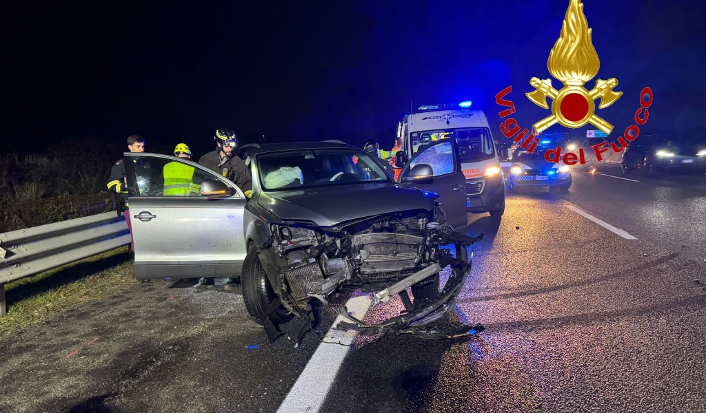 Incidente in A1: perde il controllo dell’auto e si schianta contro il guard rail