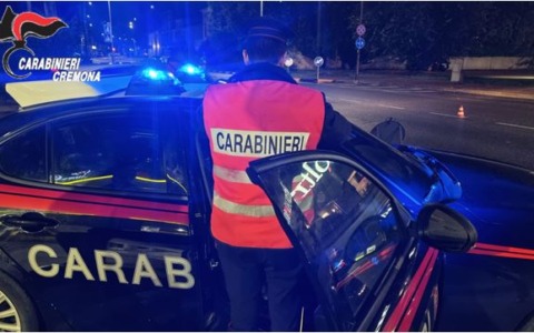 Inseguimento nella notte tra Cremona e Malagnino: 34enne fugge dai Carabinieri e finisce fuori strada