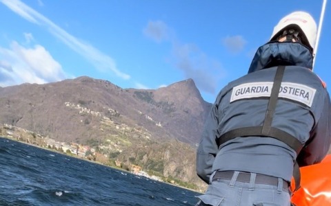 Kitesurfista in difficoltà a mezzo chilometro dalla costa salvato dalla Guardia Costiera