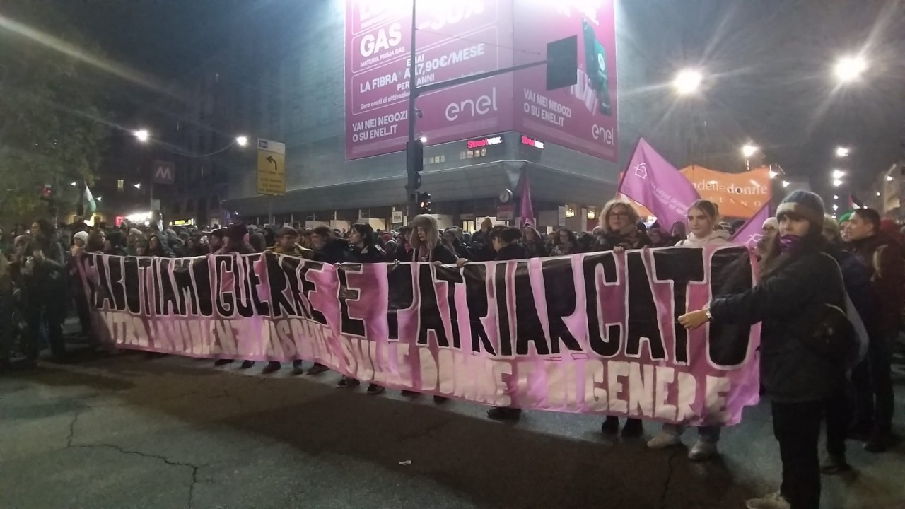 La città in cammino: voci, luci e proteste per dire basta alla violenza sulle donne