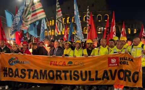 La fiaccolata per Octav Stroici: “Basta morti sul lavoro”