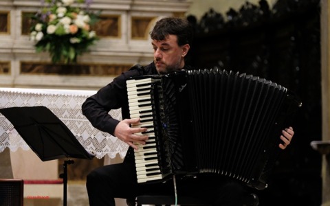 La fisarmonica di Nadio Marenco in concerto nella chiesa delle Suore Sacramentine a Bergamo