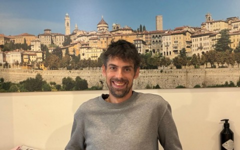 La gentilezza rock di Marco, il “Barista del cuore” del 65.Zero di via Locatelli a Bergamo