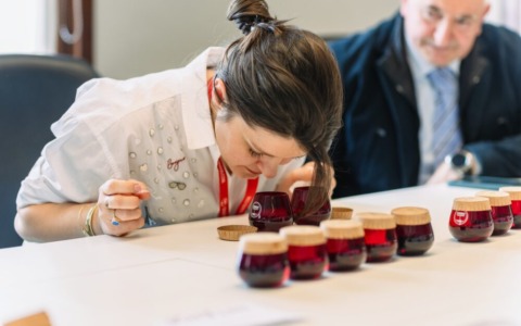 La più antica scuola di assaggio olio al mondo protagonista a Olioliva 2025