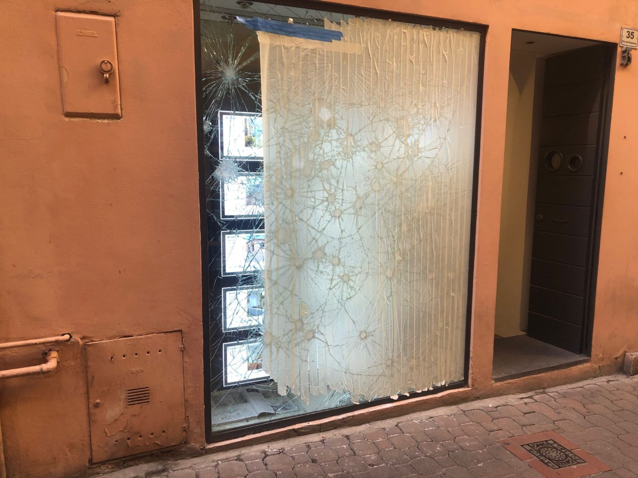 Lancia bocce contro una vetrina a Imperia e tenta di incendiarla. I particolari