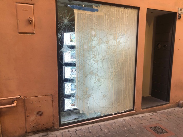 Lancia bocce contro una vetrina a Imperia e tenta di incendiarla. I particolari