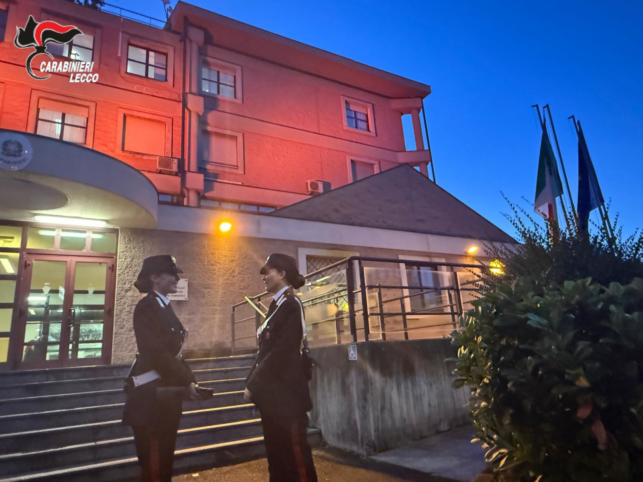 Le caserme dei Carabinieri si illuminano per dire basta alla violenza di genere