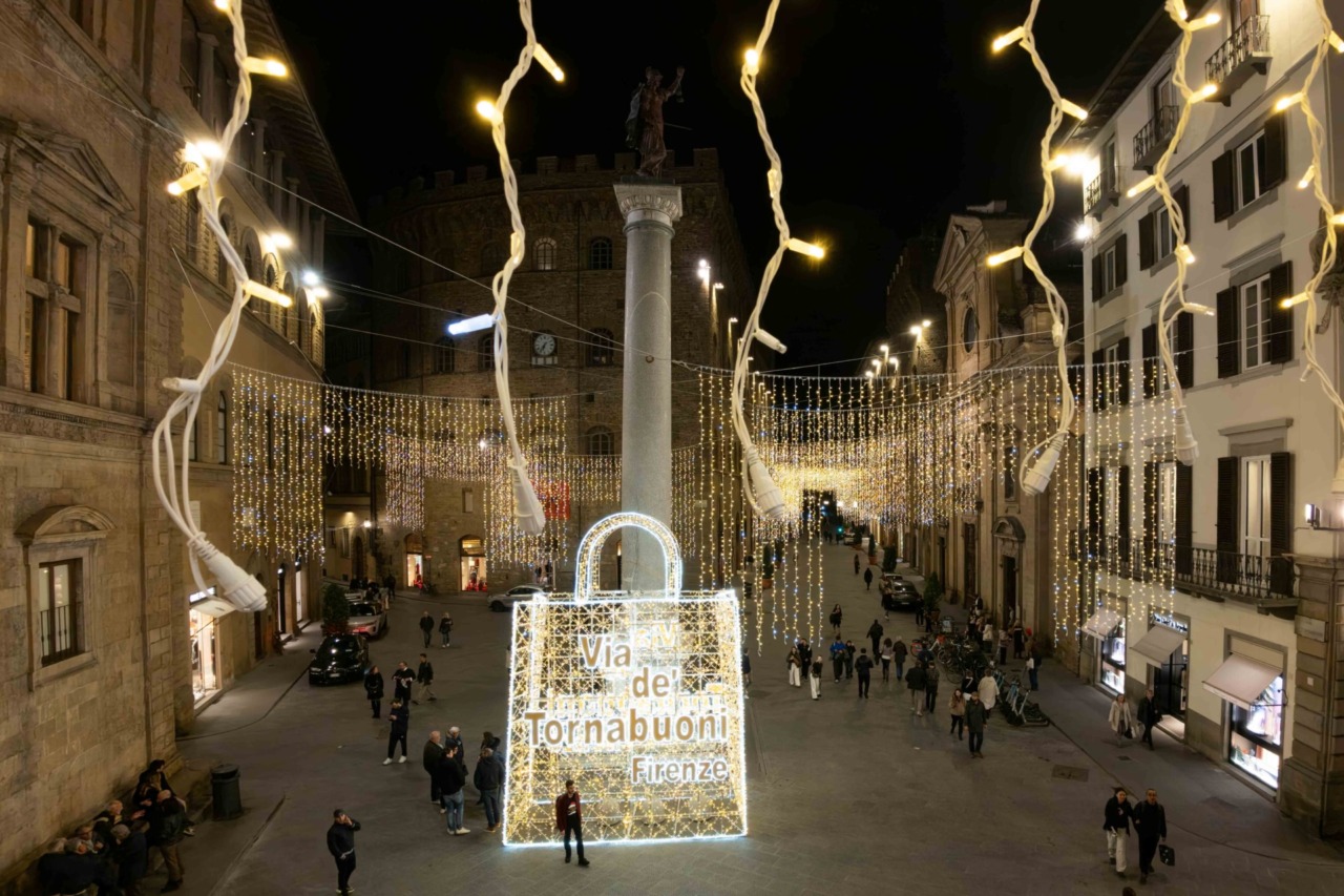 Le luminarie natalizie accendono la magia in via Tornabuoni