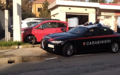 Lite in un cantiere, accoltellato al viso muratore 38enne