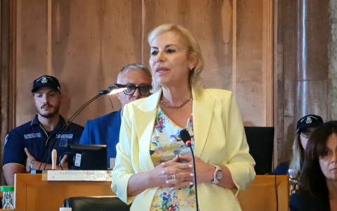 Maggioranza in crisi, l’ultimatum della Sindaca: “O dentro o fuori”