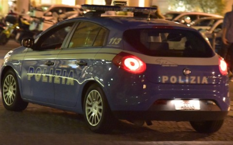 Maltrattamenti e detenzione abusiva di arma: uomo arrestato a Omegna