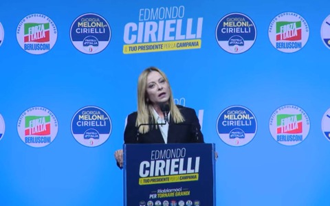 Manovra, Meloni da Napoli: “L’Italia è diventata di nuovo credibile”. Opposizione compatta sugli emendamenti