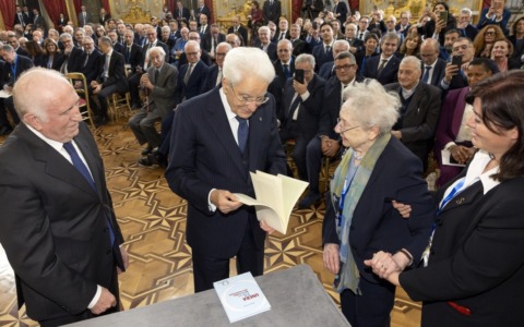 Mattarella: “Le istituzioni devono rispondere alla sfida dell’assistenza agli anziani con dignità e solidarietà”